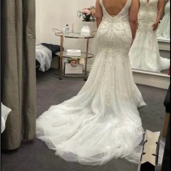 BRAND NEW WEDDING DREESS - Picture 4 of 9